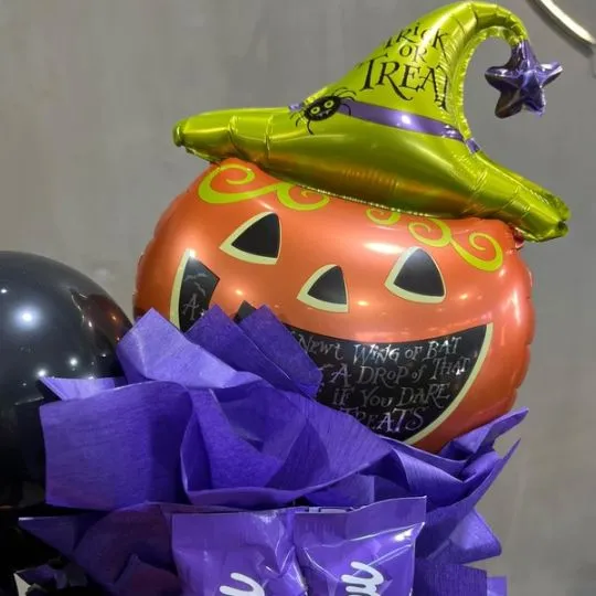 Box con peluche calabaza globos y golosinas 